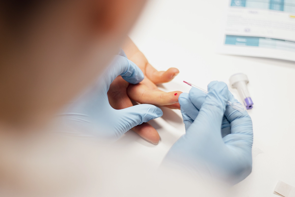 Capillair bloedonderzoek tijdens een gezondheidscheck van Active Living